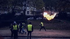 پرتاب کوکتل مولوتف توسط یک جلیقه زرد در فرانسه