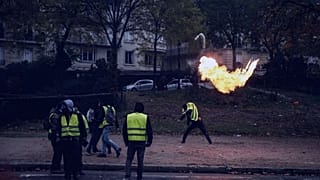 پرتاب کوکتل مولوتف توسط یک جلیقه زرد در فرانسه
