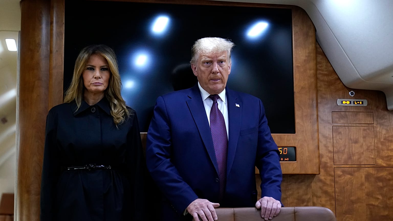 Covid-19'a yakalanan ABD Başkanı Donald Trump'ın hafif belirtiler gösterdiğini ancak hala görevinin başında olduğunu açıklandı. 