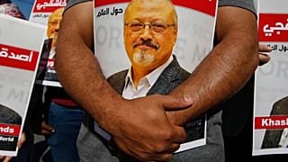 أشخاص يحملون ملصقات للصحفي السعودي جمال خاشقجي بعد مرور عامين على مقتله، بالقرب من القنصلية السعودية في اسطنبول