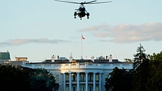 Το προεδρικό ελικόπτερο Marine One με το οποίο έγινε η διακομιδή του Ντόναλντ Τραμπ, πάνω από τον Λευκό Οίκο