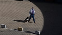 أمام إحدى محطات القطار في مدريد 
