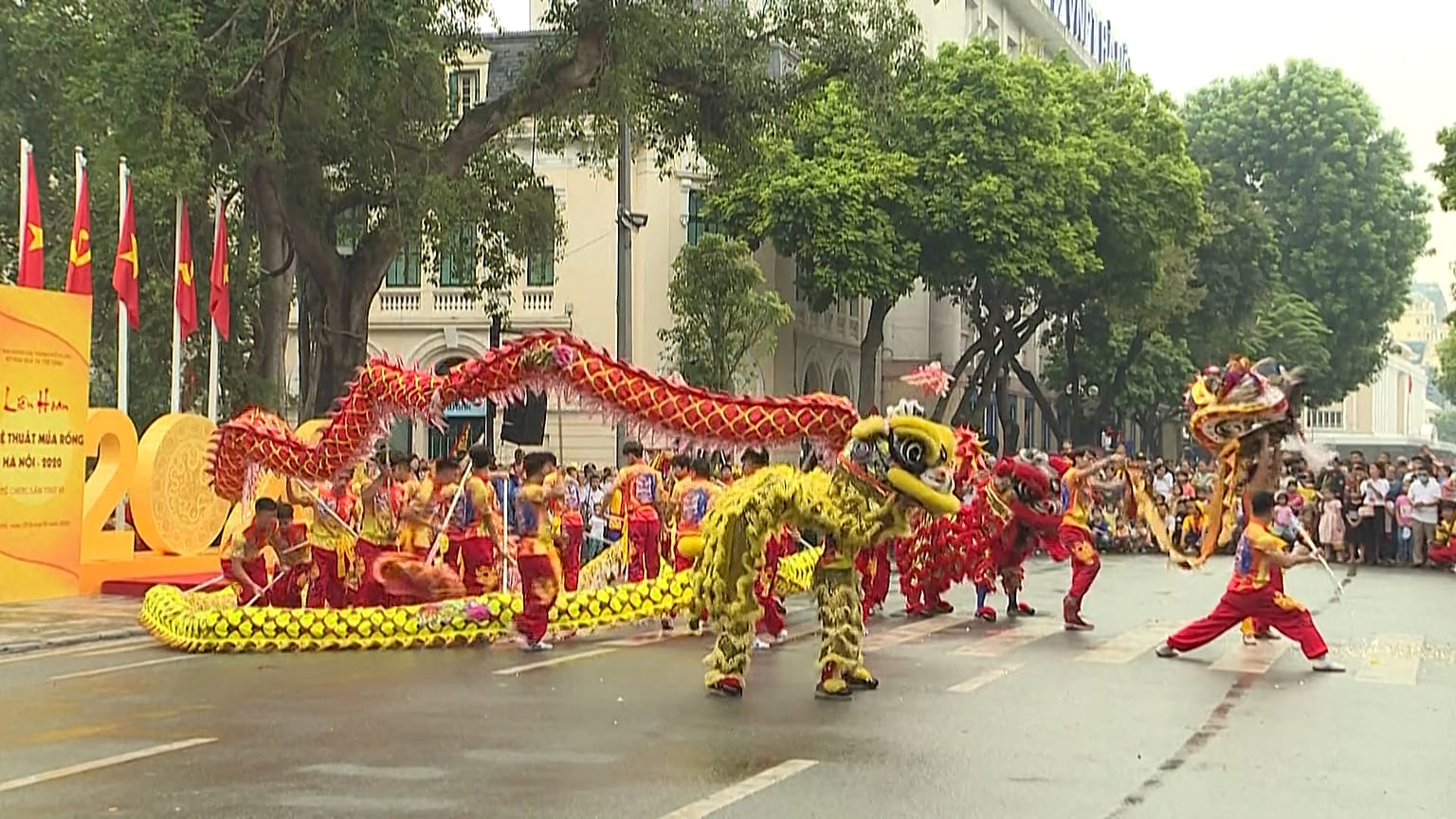 Vietnam dragon dansıyla başkentin kuruluş yıl dönümünü kutladı
