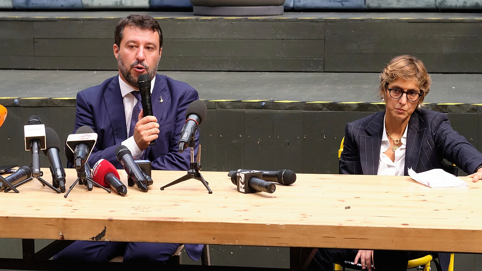 Ex-ministro do Interior falou aos jornalistas após a audiência preliminar
