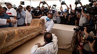 لحظة إخراج التوابيت