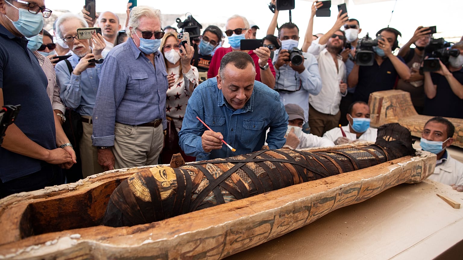 Mostafa Waziri, le secrétaire général du Conseil suprême des antiquités réagit après l'ouverture du sarcophage, à 30 km du Caire, Egypte, le 3 octobre 2020