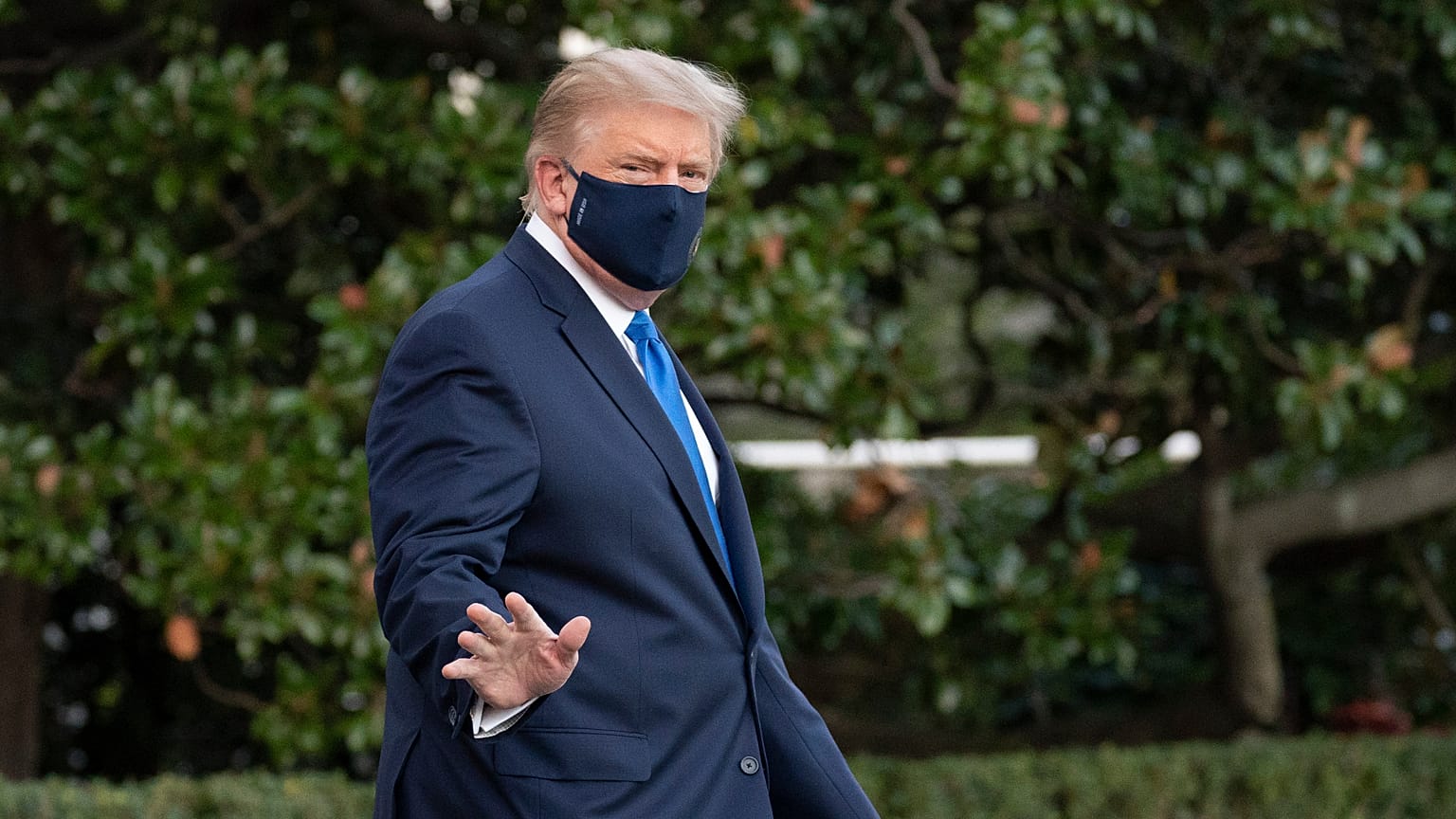 Donald Trump escreve pelo Twitter estar bem e médicos confirmam