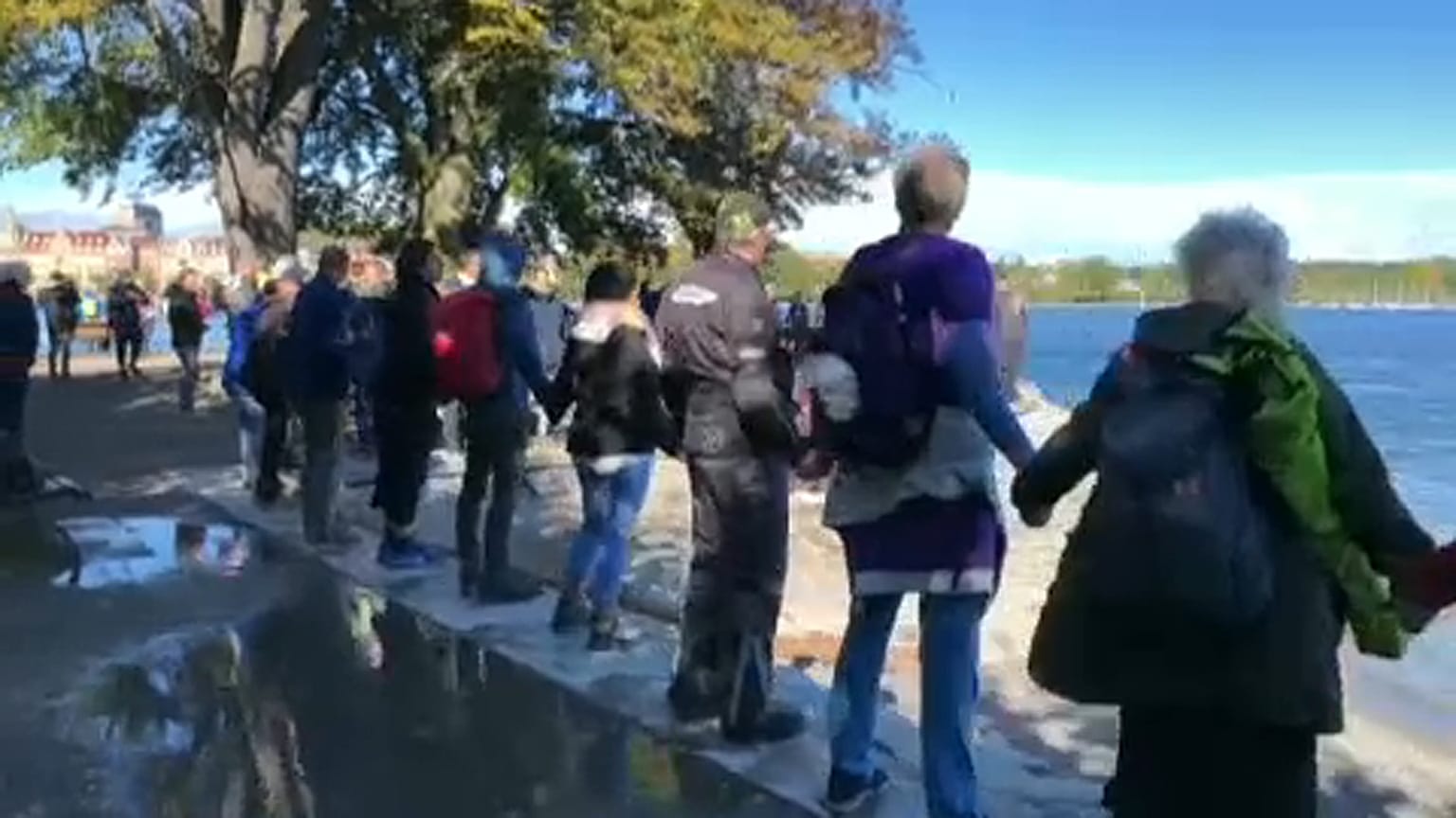 Maszkellenes tüntetők állták körbe az Ausztriával és Svájccal határos Boden-tavat.
