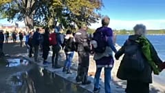 Maszkellenes tüntetők állták körbe az Ausztriával és Svájccal határos Boden-tavat.