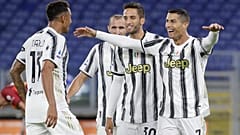 كريستيانو رونالدو لاعب يوفنتوس يحتفل مع زملائه بعد تسجيله الهدف الثاني لفريقه خلال مباراة الدوري الإيطالي بين روما ويوفنتوس