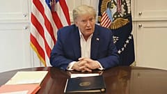 El presidente Donald Trump realizó este video aparentemente el sábado desde el hospital en donde se encuentra desde el viernes 2 de octubre. .