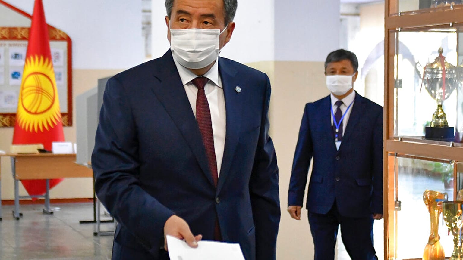 Le président kirghize Sooronbai Jeenbekov le jour des législatives le 4 octobre 2020