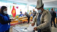 Κάτοικος του χωριού Besh-Kungei ψηφίζει φορώντας μάσκα