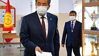 Le président kirghize Sooronbai Jeenbekov le jour des législatives le 4 octobre 2020