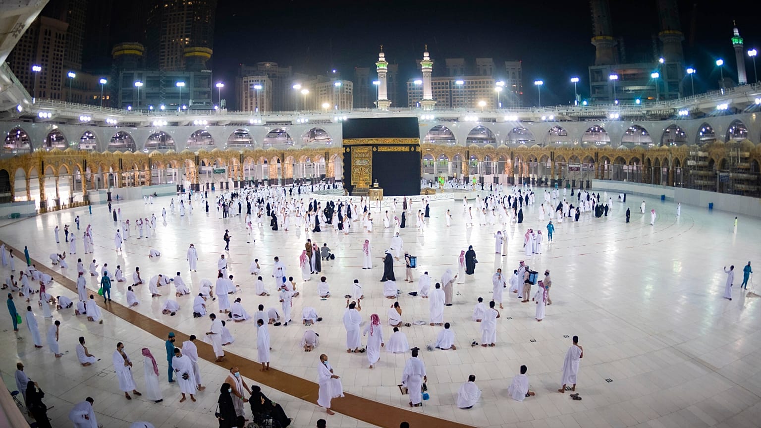 المعتمرون في الكعبة