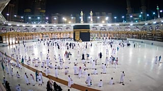 المعتمرون في الكعبة