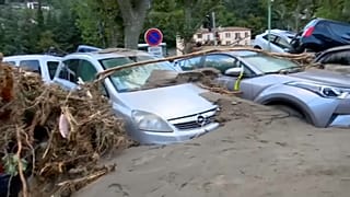 تسببت الفيضانات بأضرار مادية ضخمة جداً