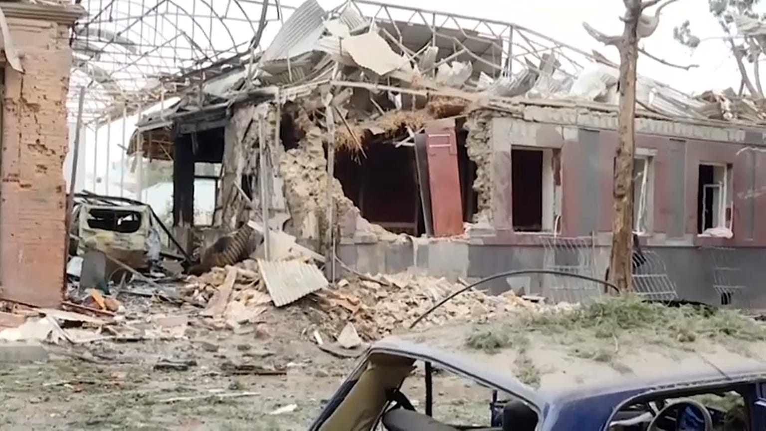 تضررت مبان بفعل القصف الذي طالها في غنجة الأذرية 