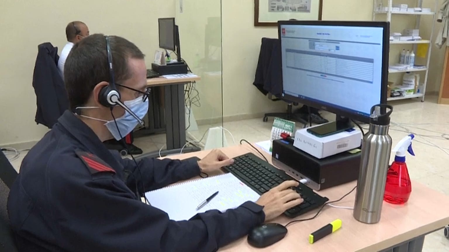 Un rastreador de la Armada conversa con un contacto de un positivo por COVID-19
