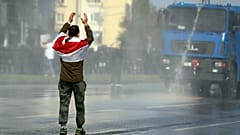 متظاهر مناوئ لألكساندر لوكاشنكو في العاصمة البيلاروسية مينسك 
