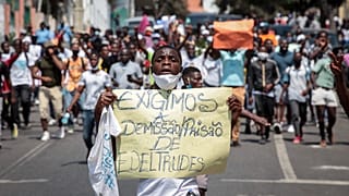 Cerca de 100 manifestantes marcharam em Luanda para exigir a demissão de Edeltrudes Costa