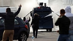 Демонстранты против водометов