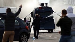 Демонстранты против водометов