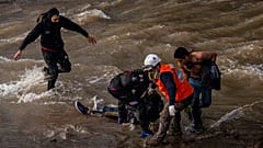 Un grupo de manifestantes socorre al adolescente que quedó tendido y sin conocimiento en el río Mapocho