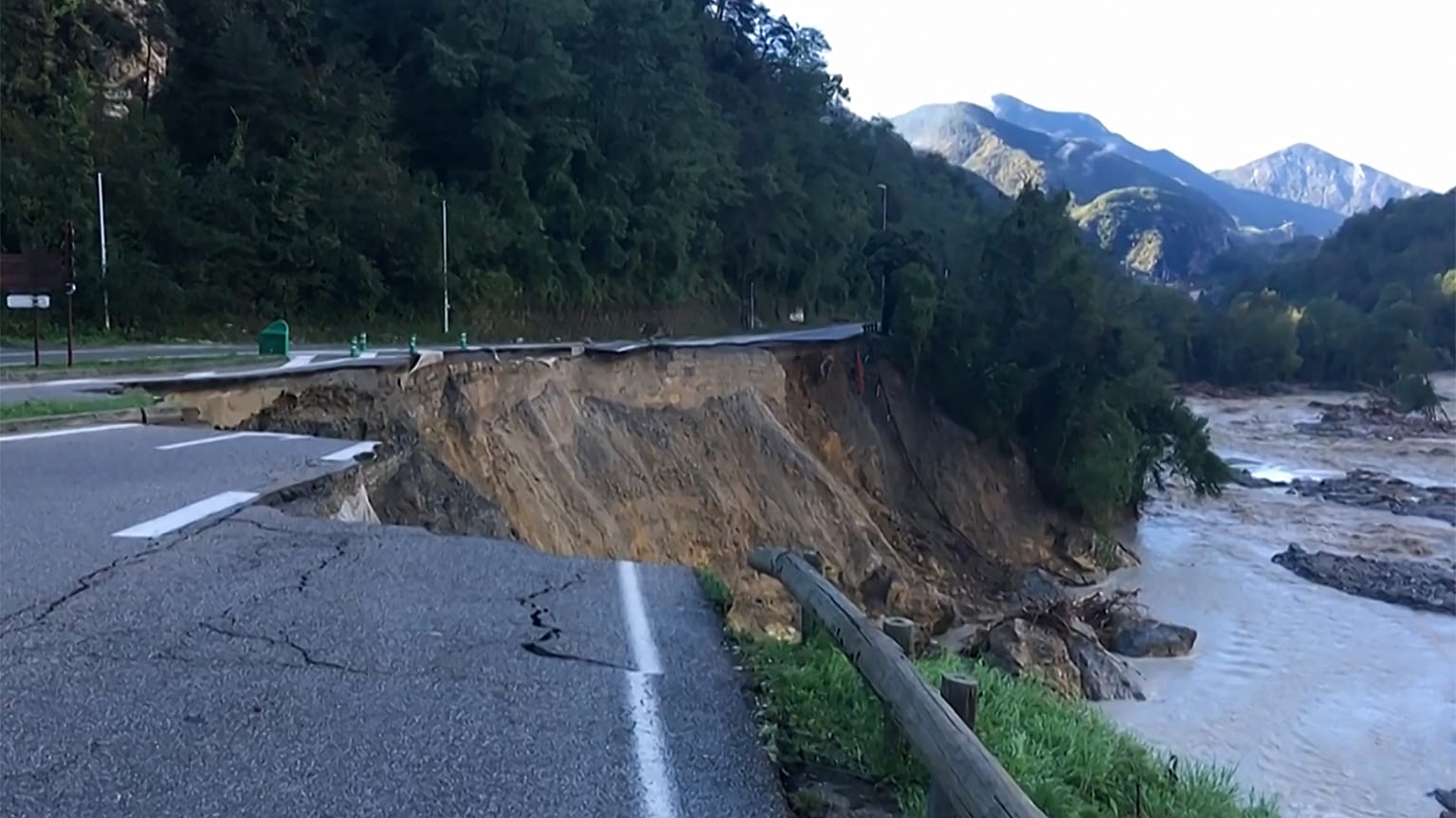 Eine zerstörte Straße in La Bollene-Vesubie (Frankreich)