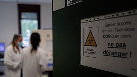 Le Covid-19 sévit durement en France et en Russie, Paris face à de strictes mesures sanitaires