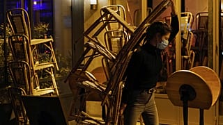 A la terrasse d'un bar parisien, le 28/09/2020