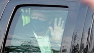 Bagno di folla per Trump che si fa un giretto in automobile