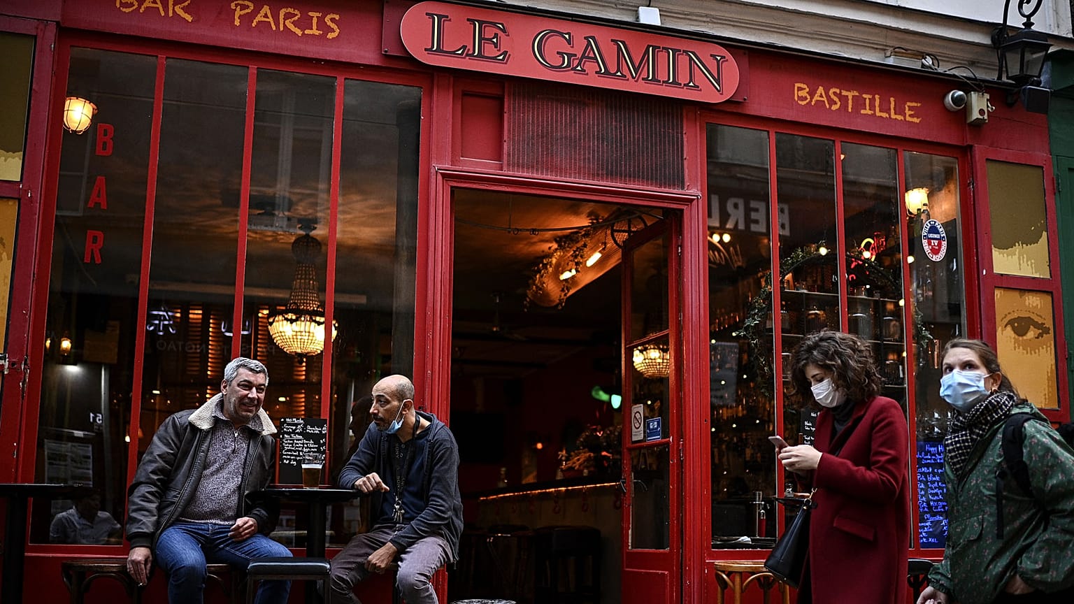 Un bar parisien ouvert, le 3 octobre 2020
