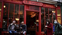 Un bar parisien ouvert, le 3 octobre 2020