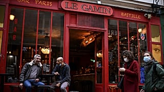 Un bar parisien ouvert, le 3 octobre 2020