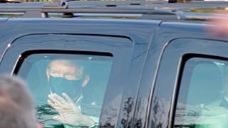 Koronavirüse yakalanan ABD Başkanı Donald Trump, 3 gündür hastane önünde kendisini destekleyen kalabalığı makam aracından selamladı