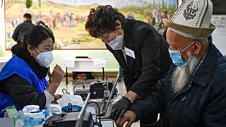 Kırgızistan'da 4 siyasi parti yüzde 7'lik barajı aşarak 120 sandalyeli meclise girmeye hak kazandı