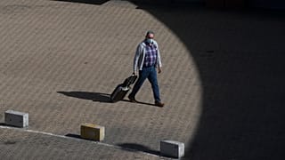 Un pasajero llega a la estación de tren de Atocha en Madrid, España, el sábado 3 de octubre de 2020.