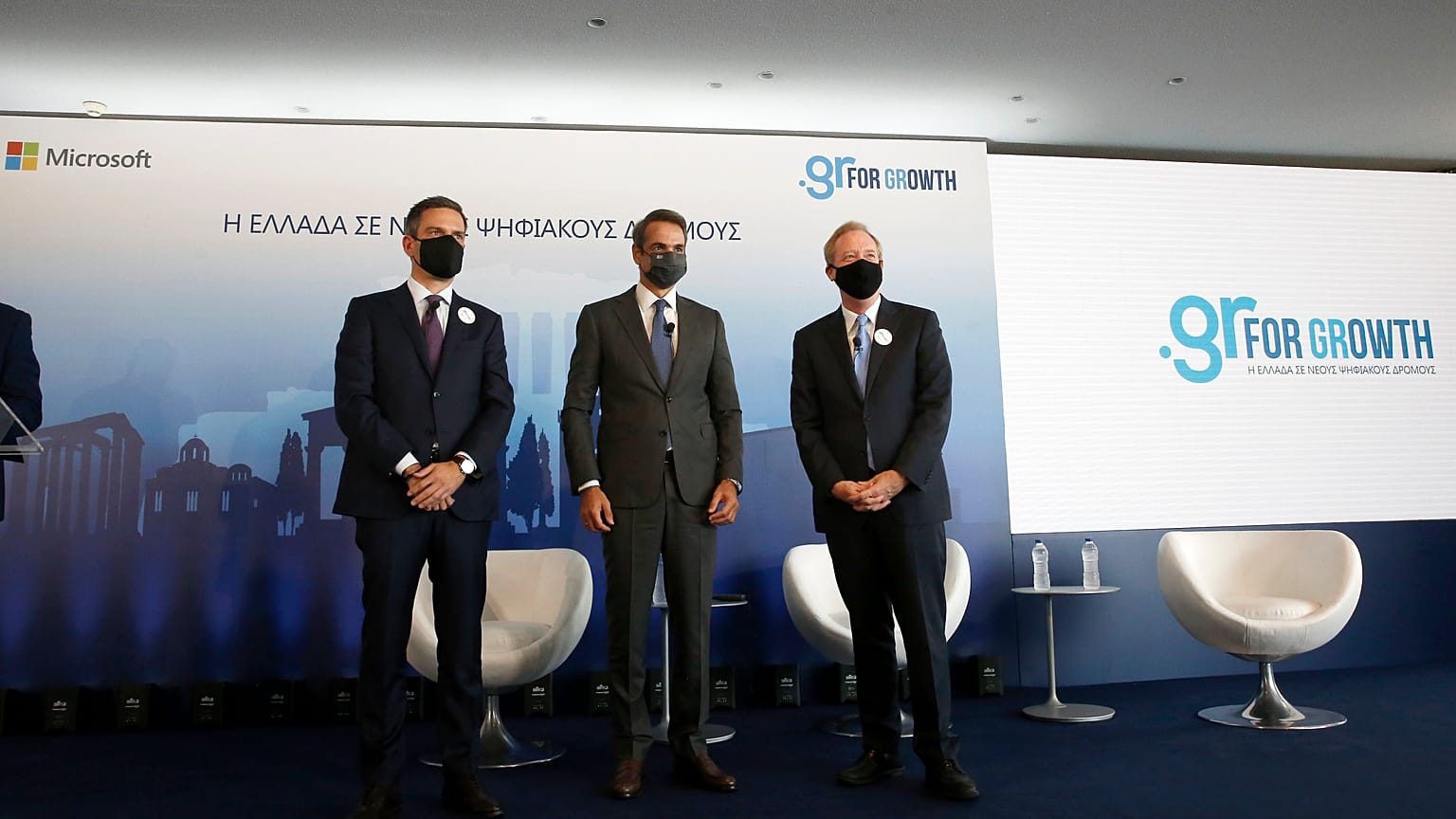 Ο Έλληνας πρωθυπουργός Κυριάκος Μητσοτάκης, ο πρόεδρος της Microsoft Μπραντ Σμιθ