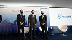 Ο Έλληνας πρωθυπουργός Κυριάκος Μητσοτάκης, ο πρόεδρος της Microsoft Μπραντ Σμιθ