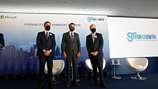 Ο Έλληνας πρωθυπουργός Κυριάκος Μητσοτάκης, ο πρόεδρος της Microsoft Μπραντ Σμιθ