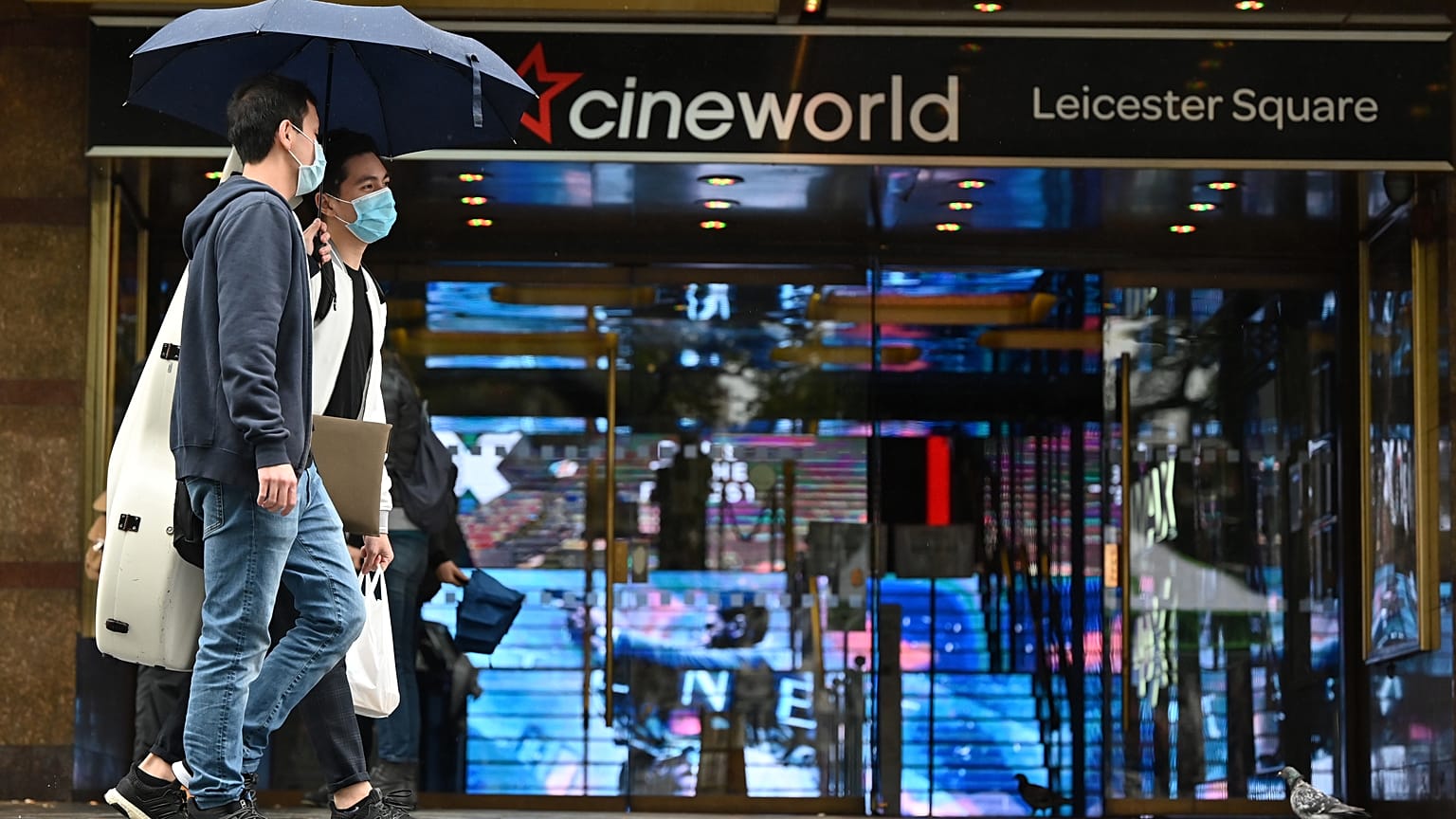 صورة دور السينما البريطانية "سينيوورلد" في لندن 