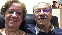 Raquel y Eduardo, de 71 y 70 años respectivamente, hablan con su hijo y su nieto por videollamada.