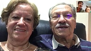 Raquel y Eduardo, de 71 y 70 años respectivamente, hablan con su hijo y su nieto por videollamada.