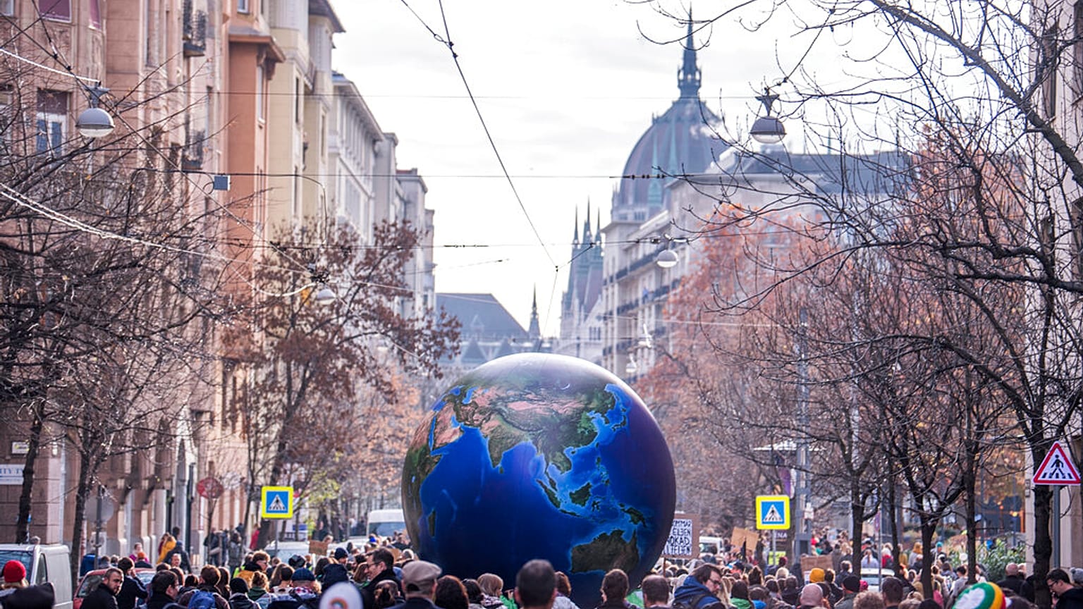 2019. november 29-én a  Fridays For Future Hungary és az Extinction Rebellion Hungary fiatal aktivistái tüntettek a parlamentnél