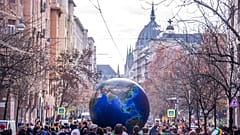 2019. november 29-én a  Fridays For Future Hungary és az Extinction Rebellion Hungary fiatal aktivistái tüntettek a parlamentnél