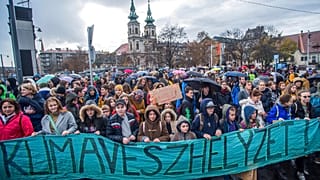 Tüntetők vonulnak a budapesti Moszkva téren 2019 novemberében