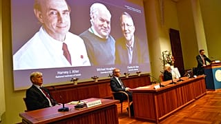Anuncio de los laureados del Nobel de Medicina de 2020. Harvey J. Alter, a la izquierda en la pantalla, Michael Houghton, en el centro, y Charles M. Rice