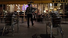 Philippe Cotonnec del Bar Atalante carga mesas para cerrar una terraza del bar en París, el lunes 28 de septiembre de 2020.