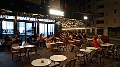 Fransa'nın başkenti Paris'te bir cafe
